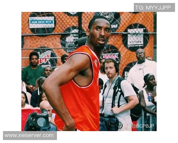 科比在对阵黄蜂时的经典折叠扣篮瞬间回顾与分析